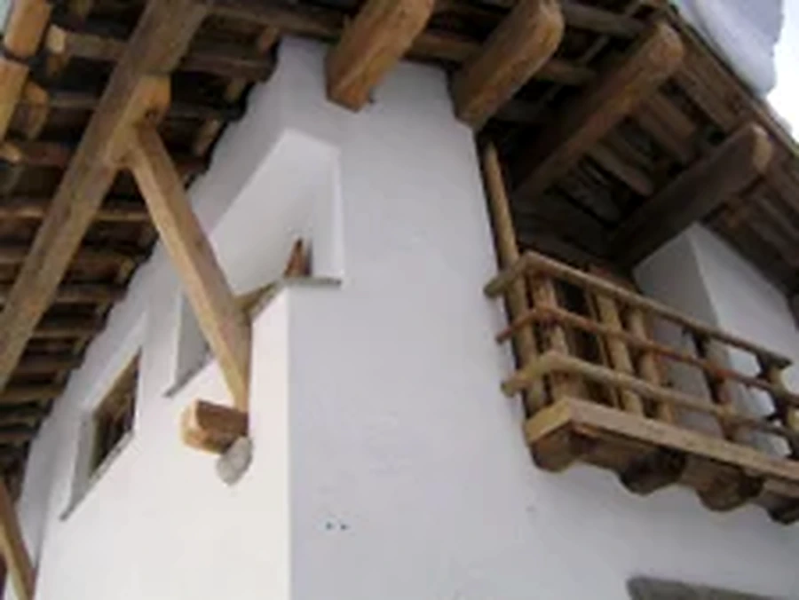 Holzkonstruktionen mit Schutz- und Oberflächenarbeit